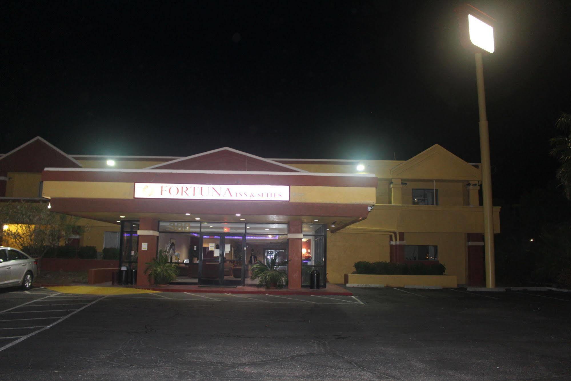 Fortuna Inn And Suites Tucson Exterior photo